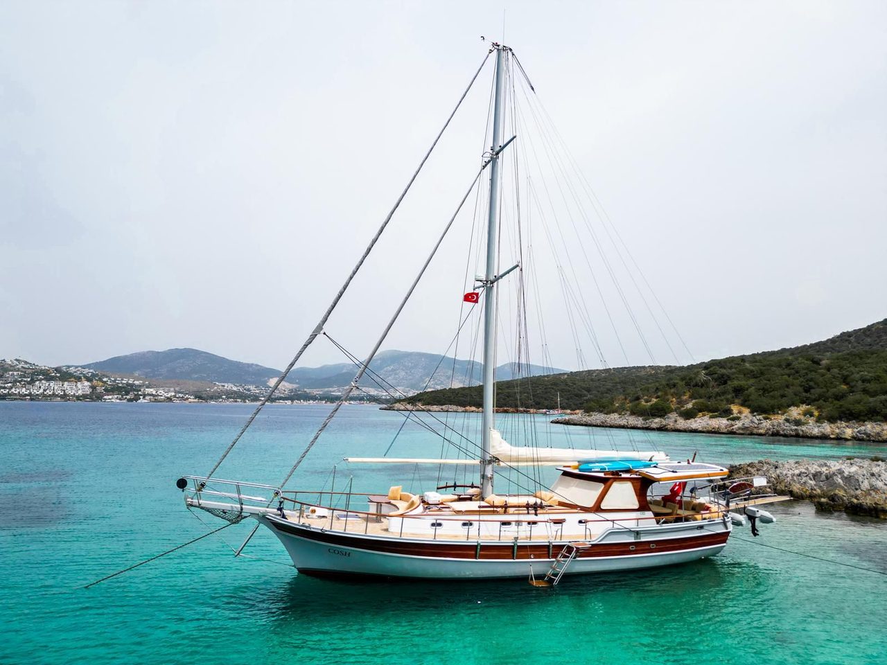 COSH gulet Bodrum koyunda demirli, berrak turkuaz su
